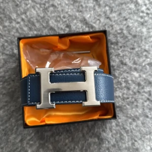 Märkes bälte  - 115cm med hålslagare medföljer så kan passa alla, går att vänta ut o in så att det blir svart också, aldrig använt. Box följer med 