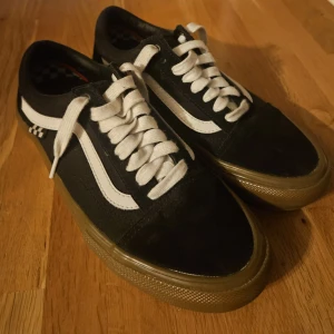 Vans Old Skool skor - Säljer nu ett par Vans Old Skool skate skor, skorna är endast använda några gånger så dom är i nyskick. Storlek 39. Hör av er vid frågor eller funderingar!