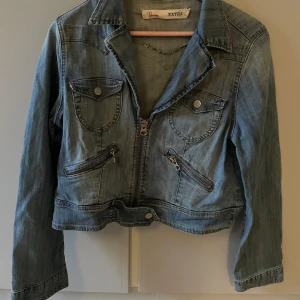 Jeans jacka - Säljer denna jeans jacka då den inte passade mej, köpte på vinted för 525 så säljer den här nu lite billigare, pris går att diskuteras och skriv gärna om du vill ha fler bilder!