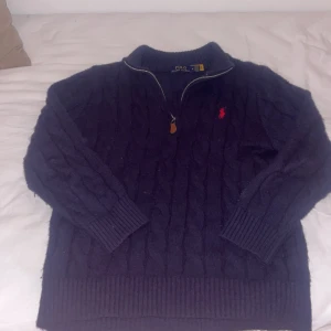 Marinblå kabelstickad tröja Polo Ralph Lauren - Självklart äkta✅ storlek xs-s då den har krympt lite i tvätten. mycket bra skick! Ny pris 2000, mitt pris 600. Priset är ej hugget i sten så kom gärna med bud. Säljer då den är för liten för mig!