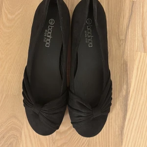 Svarta ballerinaskor från Boohoo - Säljer ett par helt nya ballerinaskor som jag gillade mycket men var för stora. Storleken är 38 men skulle nog säga att dom passar för någon i storlek 39-40 då jag har storlek 38 men min fot åker ut från dom när jag testade att gå i dom.