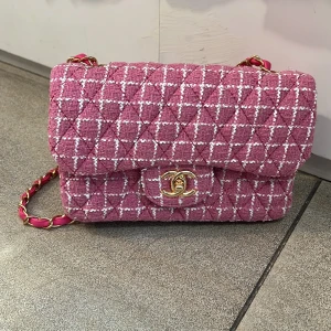 Axel väska stark rosa - Axelväska 