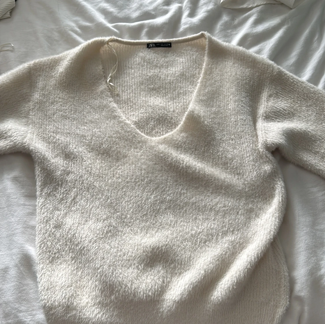 Vit stickad v-ringad tröja från Zara