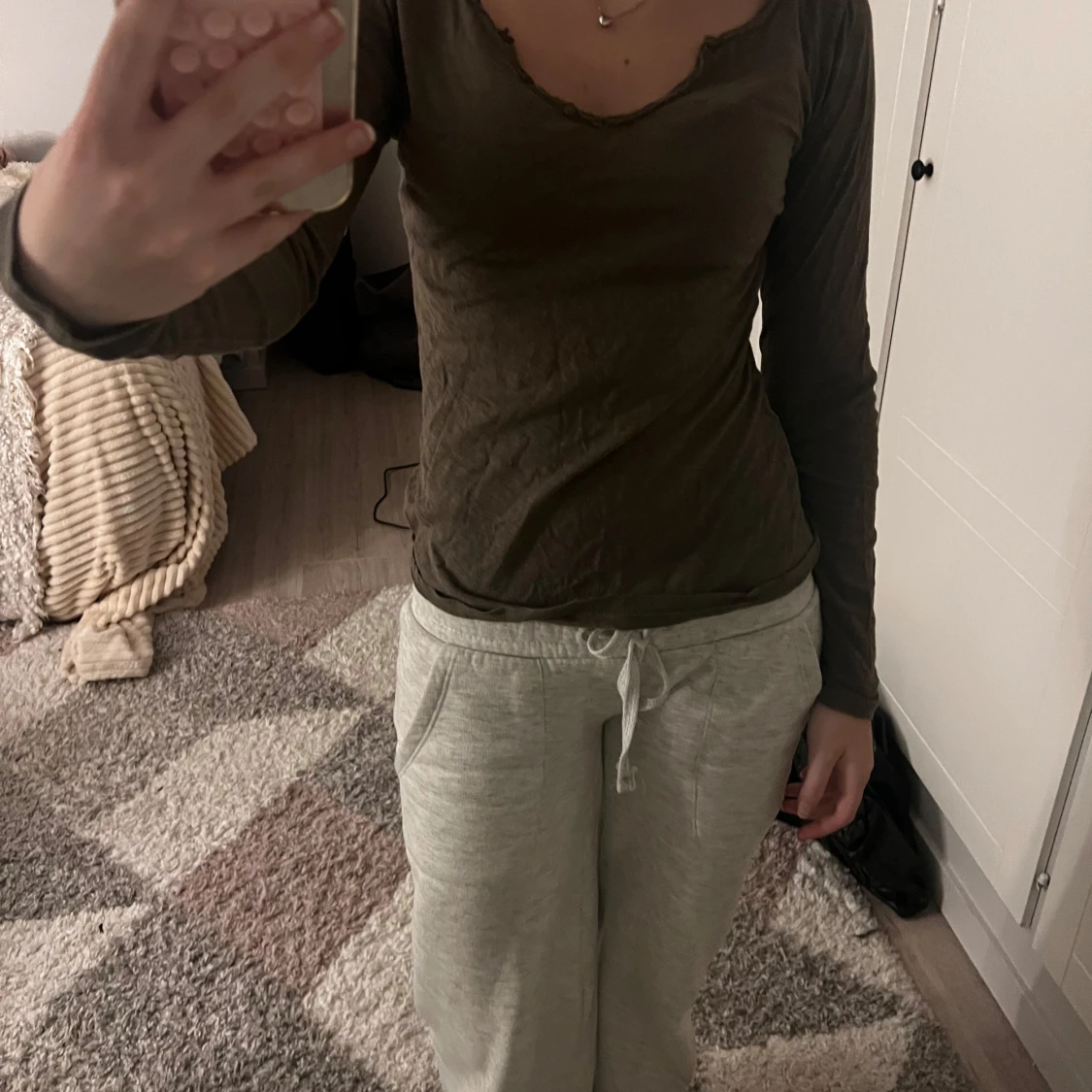 grå/grön långärmad topp med paljettstjärna