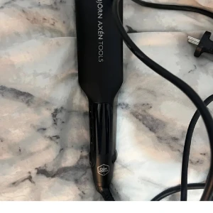 Plattång  - Säljer nu min Björn Axén plattång. Lås funktion. Höja och sänka grader (högsta är 230 - grader) lång sladd och funkar perfekt. Köpt för 1600kr🩷