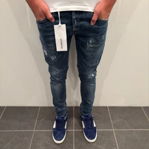 Dondup Jeans George  - Dondup Jeans George! Trendigaste jeansen på marknaden.  Skick= 9,5/10 Ny pris= 4000 kr Säljs för= 1099 kr, tags ingår  (Modellen har original slitningar från fabrik vilket är väldigt eftertraktat och populärt)