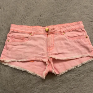 Lågmidjade jeans shorts - Super snygga rosa jeansshorts med låg midja. Midjemått tvärs över: 40 cm, grenmått: 19,5 cm💞💞