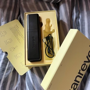 Tanrevel Pro  - Säljer min Tanrevel Pro, kommer i original förpackning med USB-laddningskabel och instruktioner. Perfekt för att få en jämn och naturlig solbränna hemma. Enkel att använda och smidig att ta med sig. Den är endast använd 2 gånger och sen började jag med mousse så inte fått användning för den! Köpt för 1300kr så sänker inte priset mer tyvärr! Den kommer utan någon färg! 
