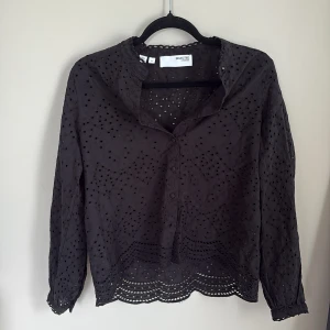 Blus - Svart blus i storlek 36. Knappt använd men har en vit fläck på baksidan/sidan, kanske går bort i tvätten men inget märkbart. Behöver rensa ut kläder så fort som möjligt, därav det låga priset. Pris kan diskuteras