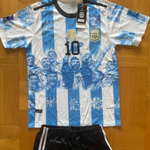 Argentina fotbollset alla storlek från 116-176 - Säljer Argentina fotbollset har alla storlek från 116-176 har många fler i lager så är du intresserade av att köpa fler samma model så här funkar det du skriver vilken storlek du vill ha innan du köper så skriver du till mig nummer 10 Messi  har 25 stycken samma model