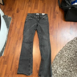 Grå/svart jeans från Gina - Lågmidjade, aldrig använt, bra skick!