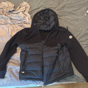Mörk blå Moncler Cardigan - Snygg mörk blå  cardigan från Moncler i storlek XL, säljer den då den har blivit för stor. Jackan har quiltad front, dragkedjor på fickorna och broderad Moncler-logga på vänster arm. Inte så mycket använd så inte något slitage alls.  Köpt på NK i Stockholm, för mer bilder på kvitto påse m.mm hör av er! Allt följer med!