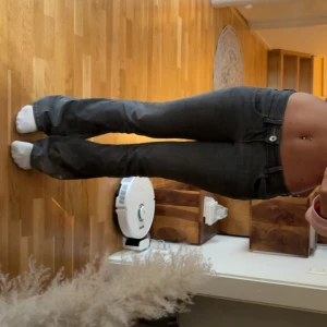 Svarta/gråa lågmidjade bootcut jeans - Bra skick storlek xs/s det är lite mörkare på riktigt🌟