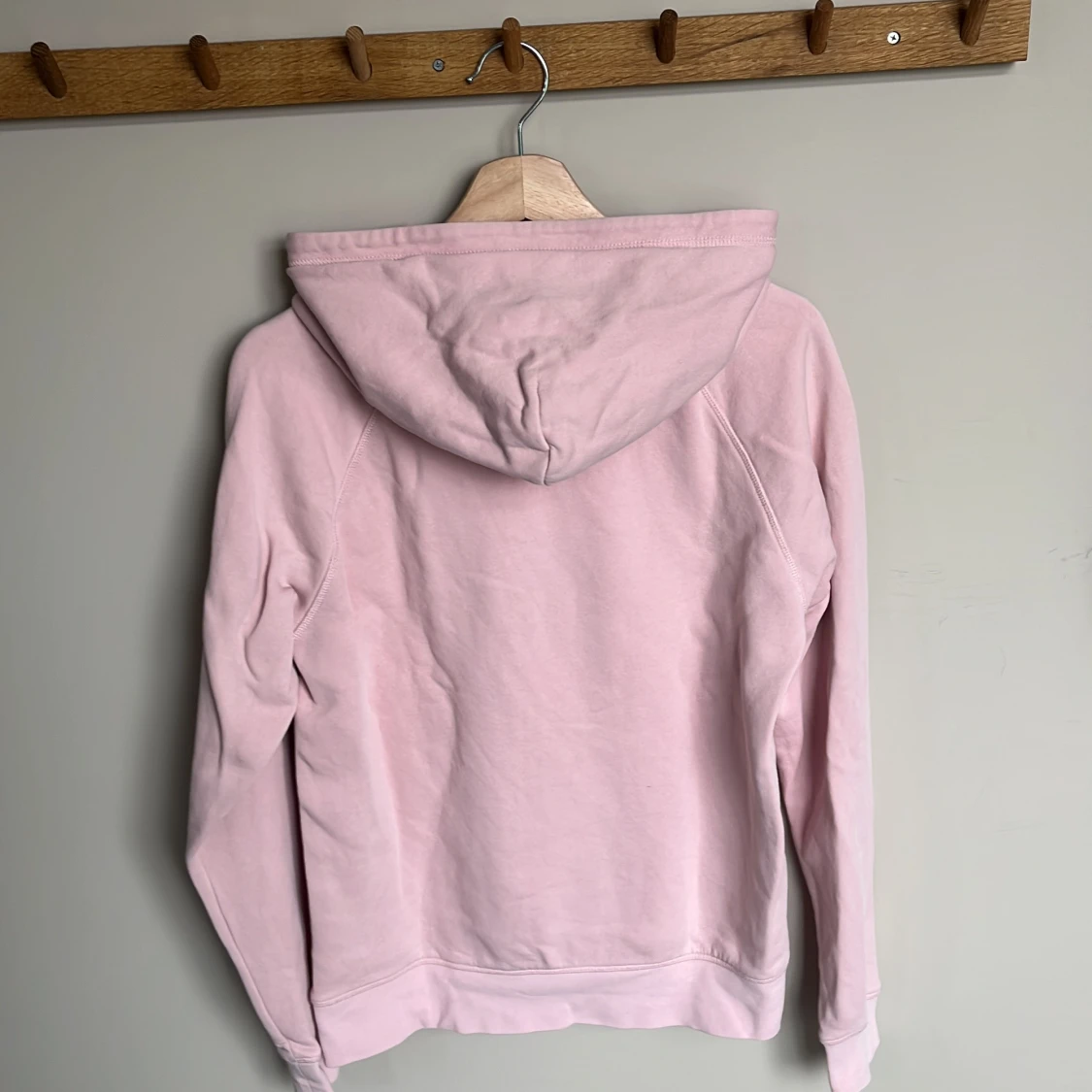 Ljusrosa hoodie från GANT med logga - 1