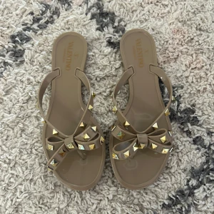 Valentino flipflops - Sååååå fina valentino flipflops!!!! Knappt använda🩷🩷🩷 har inget älthetsbevis (därav priset) men väldigt såker att dom är äkta!!!