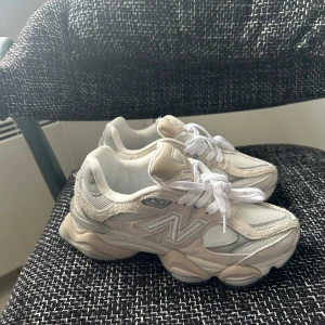 Beige New Balance 9060 sneakers 38.5 - Chunky sneakers från New Balance modell 9060 i beige och grå toner. Aldrig använd, fick de av min kille i examenspresent.. för liten