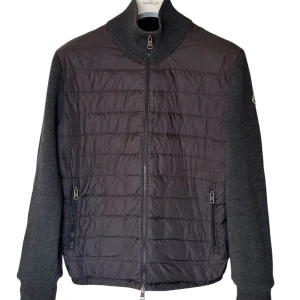 Moncler tricot cardigan  - Moncler cardigan Grå. Skick 8/10 muddarna har blivit förstärkta men inget som syns. Storlek L. Pris 2790kr. Finns att köpa på våran hemsida, Fashionels.com