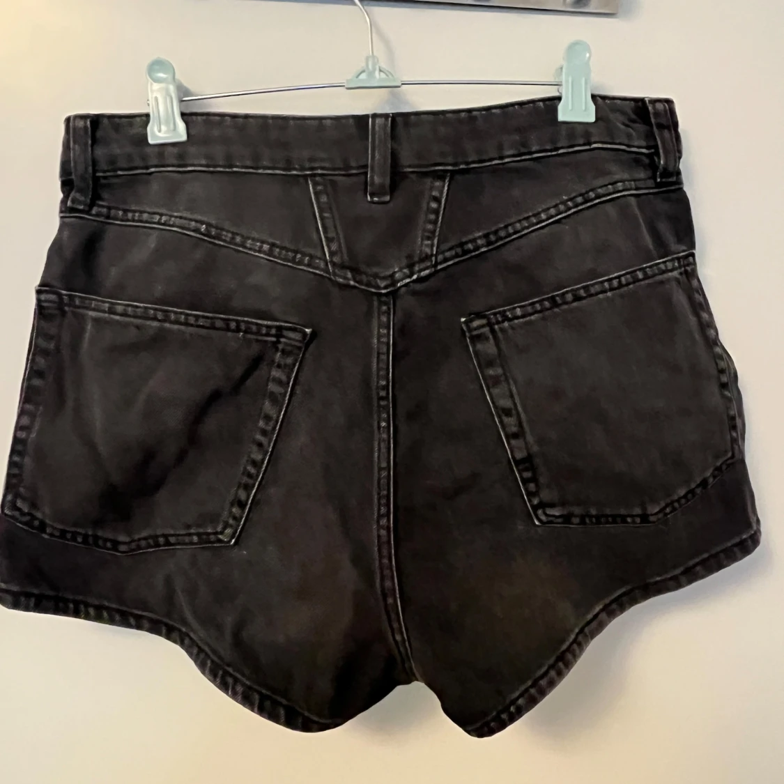 H&M divided svarta hög midja shorts stl 42 - 1