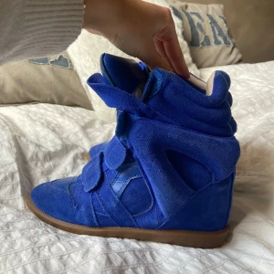 Isabel marant klackar  - Säljer nu mina älskade Isabel marant klackar då dem inte kommer till användning. Dem är klarblåa och i storlek 38. Dem har viss slitage som ni ser på dem två sista bilderna. Pris går att diskutera💗