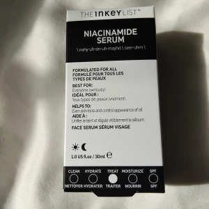 Niacinamid Serum, NYTT - ✨️The Inkey List - Niacinamide Serum, 30 ml. Helt nytt I oöppnad kartong. Nypris 140 kr. ✨️OM PRODUKTEN: Gelliknande serum som hjälper till att balansera överflödig olja och förbättra hudens struktur. Får porerna att se mindre ut. Slätar ut huden och kan läggas i lager med andra serum.