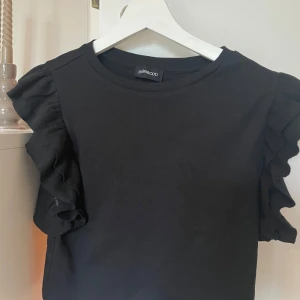 Even&odd toppar - Säljer dessa två toppar från Even&odd, storlek xxl men sitter mer en en xs/s då den är väldigt kort i längden. Säljer båda för 100