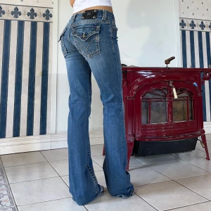 Miss me jeans - Äldre modell av miss me jeans, låg midja & bootcut💕midjemått 82cm & innerbenslängd 86cm💕 obs svagt missfärgat på knän och slitna nertill💕 jag är 165