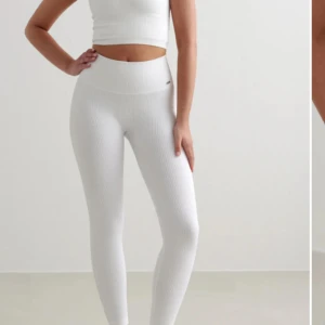 Vita ribbade leggings från Aim'n - Nypris 599kr. Säljer för 240kr och är i bra skick 🤍Stolek XS/S