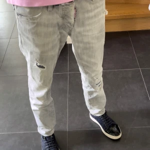 dsquared2 jeans(äkta) - Säljer ett par feta dsquared2 jeans. Top skick. Säljer för dem inte passar längre. Storlek 44. 