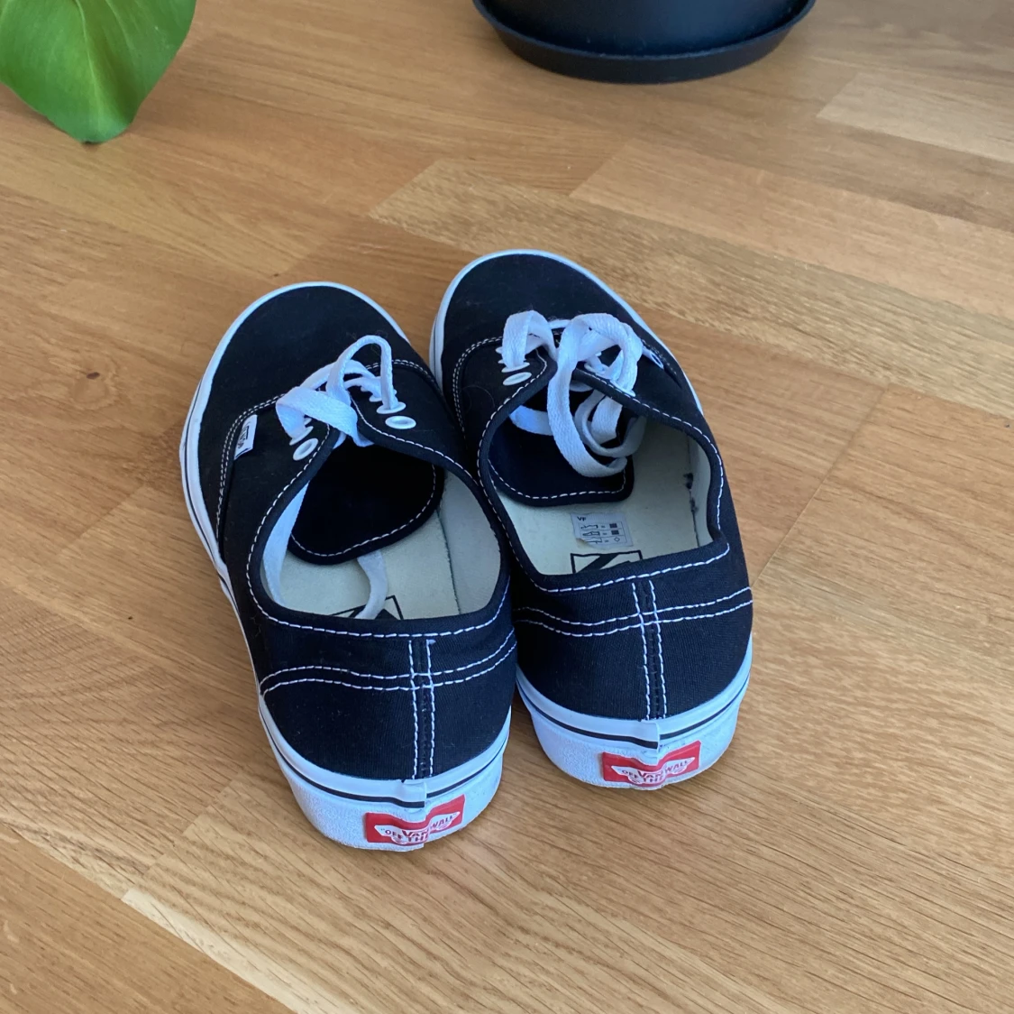 Svarta Vans sneakers med vit sula - 1