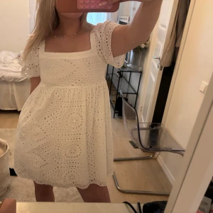 Vit broderad klänning  - så snygg var klänning med broderier, perfekt för student, midsommar o andra tillställningar i sommar, inte kommit till andvändningen för mig💝💝storlek M men passar även S då den är lite liten för mig, har dragkedja i ryggen, orginalpris: 79,95€ 🌟 tryck på köp nu 