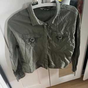 Grön Skjorta - Militärgrön Skjorta från H&M. Storlek 170 🌻