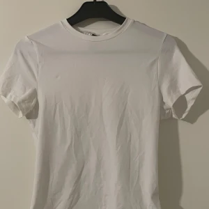 Vit tshirt - Så fin t-shirt från h&m! använt 2 gånger
