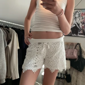 Vita spets shorts  - Säljer vita spetsshorts från infinity med prislapp❤️