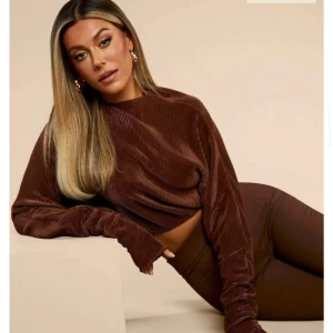 Brun croppad ribbad tröja Bianca - Säljer en brun croppad tröja från Biancas kollektion med Nelly.com. Storlek 36 Använd 1-2 gånger. Köparen står för frakt 💕