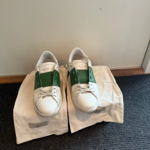 Valentino Open sneakers vit/grön - Säljer dessa feta vit gröna opens från valentino som är perfekt för sommaren / 7,5/10 / storlek 41 / box, dustbags och kort kommer med / nypris cirka 7000kr / priset kan diskuteras vid en snabb affär!