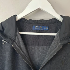 Cardigan Polo Ralph Lauren - Cardigan från Polo Ralph Lauren | Storlek: M - Skicket på denna cardigan är väldigt bra utan defekter - Vårat pris: 1 000kr - Nypris: 3,299kr - Modellen är 187cm och väger 86kg. Hör av er vid frågor