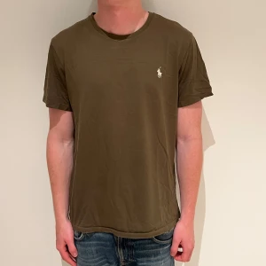 Ralph lauren t-shirt - Ralph lauren t-shirt | Skick: 9/10 | L | Fraktar via postnord eller instabox på köparens bekostnad | Hör av dig vid minsta fråga eller fundering! 
