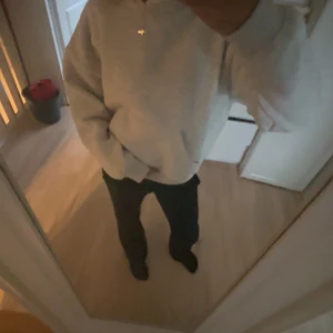 svart kostymbyxor - Säljer ett par kostymbyxor i storlek 34 då jag inte använder det längre,det är ifrån bikbok💕