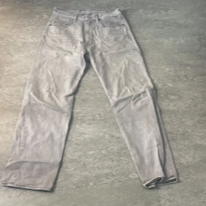 Grå raka jeans från G-Star - Gråa straight fit jeans från G-Star. Bra skick och bra Pris