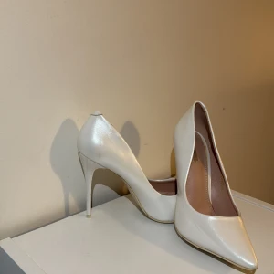 Vita klackskor  - Helt nya fräscha vita stilett klackar, oanvända i skimrade vit. Otroligt sexiga till sommaren. Säljer pågrund av att jag ej kan gå i så höga klackar så tänker att dem får skina på en annan girlyyy : p 