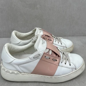 Valentino open ( dam )  - ett par riktigt snygga opens || perfekta nu i sommar || strlk 37 || dustbag medföljer || skick: 8,5/10 || hör gärna av er vid intresse!!