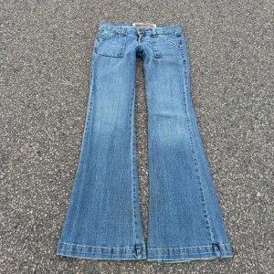 Lågmidjade jeans  - Väldigt snygga jeans! Midjemått tvärsöver:39cm Midjehöjd: 18cm Inerbens längd:85cm💕