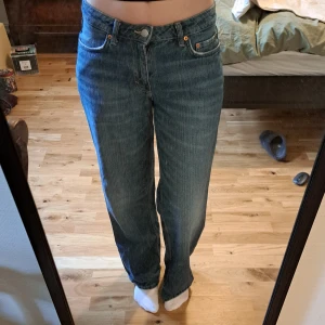 Weekday ample low loose jeans - Weekdayjeans av modellen ample low loose jeans i storlek W27 och L32. Jeansen är raka i passformen och har en mellanhög midja. Byxorna har endsst lite tecken på användning längst ner på byxbenen där de är lite nötta. Nypris är ca 600 kr. Om ni vill se fler bilder eller har en fråga är det bara att höra av sig <3
