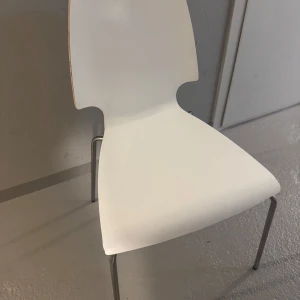 2st vita stolar - 2st vita stolar perfekta som extra sittplatser!