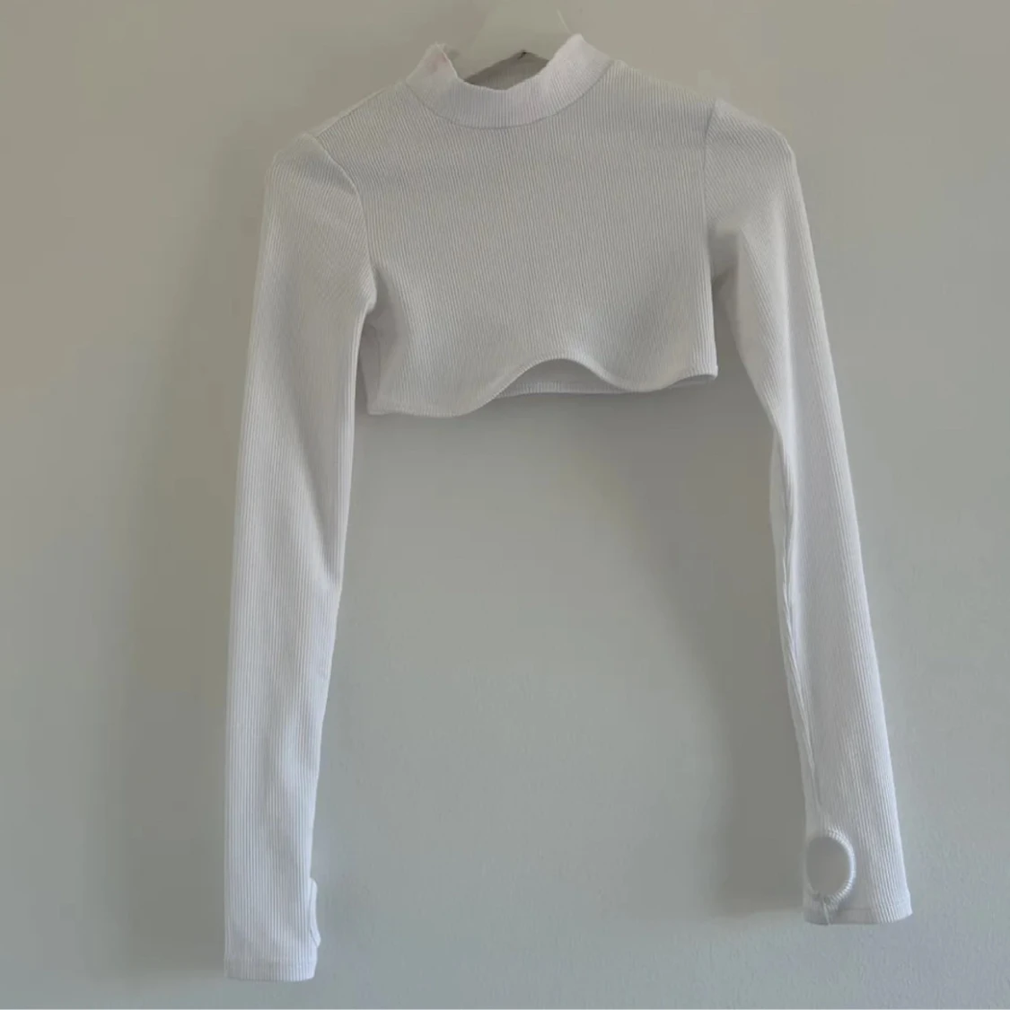 Vit croppad långärmad topp - 4