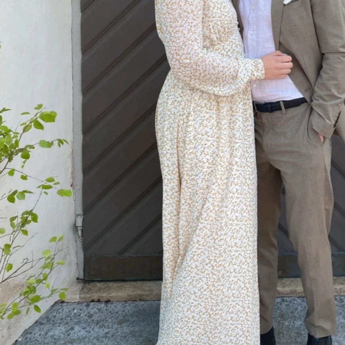 Lång blommig klänning med v-ringning - 3