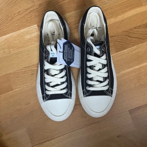 Sneakers - Snygga East pacific trade skor som jag säljer då de var för små för mig och de inte gick att skicka tillbaka. Aldrig använda.