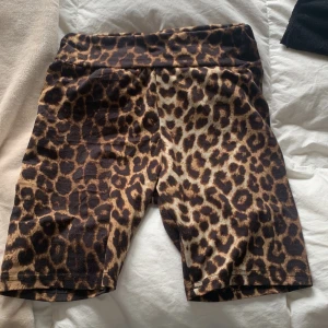 Shorts med leopard mönster - Shorts med leopard monster, köpta från SHEIN och har en uppriven söm baktill.  Använda 1-2 gånger. Kommer att acceptera nästan alla prisförslag 🫶🏼