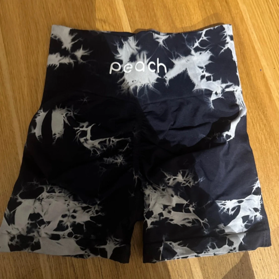 Svarta tie-dye shorts  - 1