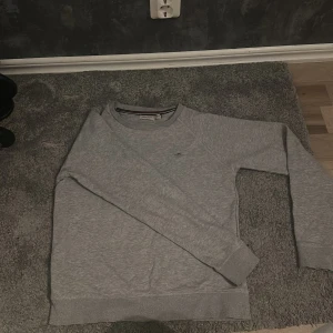 Grå sweatshirt från GANT - Fin grå tröja från gant. Endast använd runt 3 ggr, tröttnade på den snabbt, tvättad sedan dess. Ord pris 1300 kr, skulle säga ett ganska bra kap, pris kan såklart diskuteras vid snabb affär.